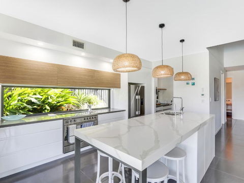 WATERFRONT HOME BORDERING MOOLOOLABA - Accommodation Perth 3