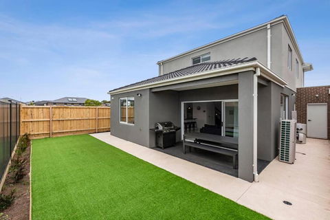 Amazing Family Home Opposite A Park & Sleeps 10 - Accommodation Perth 0