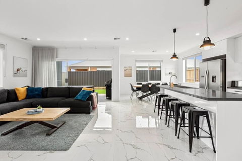 Amazing Family Home Opposite A Park & Sleeps 10 - Accommodation Perth 1