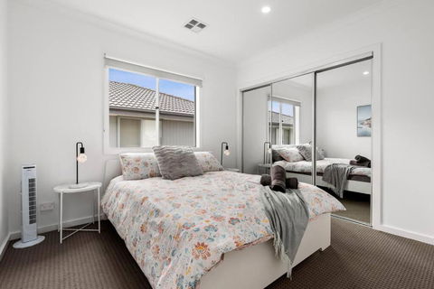 Amazing Family Home Opposite A Park & Sleeps 10 - Accommodation Perth 2