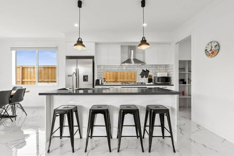 Amazing Family Home Opposite A Park & Sleeps 10 - Accommodation Perth 3