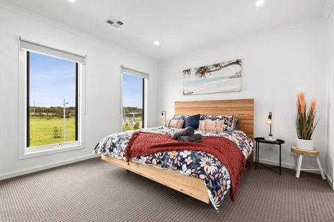 Amazing Family Home Opposite A Park & Sleeps 10 - Accommodation Perth 4