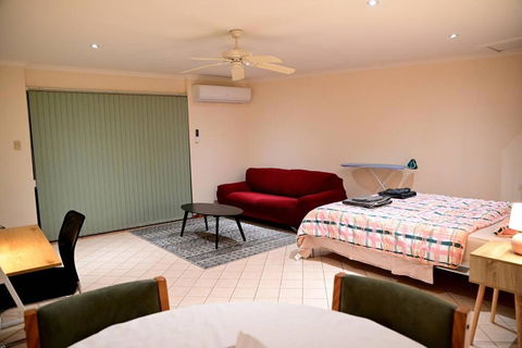 Spacious Studio In AliceSprings QueenBed+KSAirbed - Accommodation Perth 1