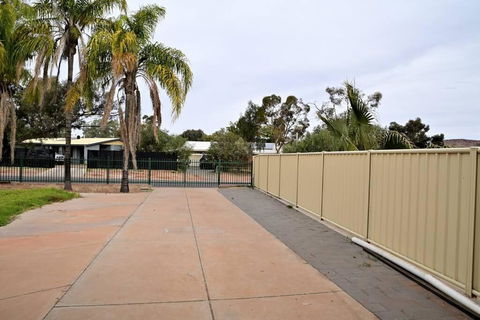 Spacious Studio In AliceSprings QueenBed+KSAirbed - Accommodation Perth 3