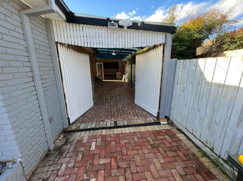 Yours 3 Bedrooms House - Granny Flat Close To Park - Accommodation Perth 1